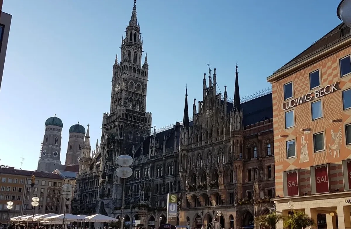 El ayuntamiento de Múnich en la Marienplatz; al fondo, las torres gemelas de la catedral. 