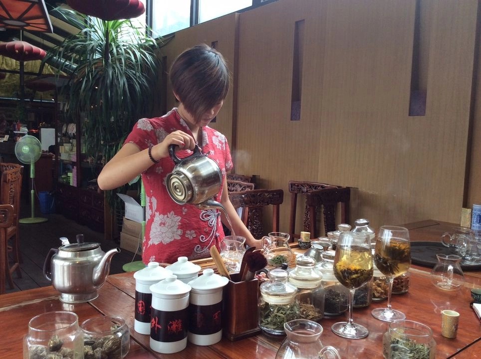 Hay una inmensa variedad de tés: el verde, el negro, el blanco, el oolong y el famoso puerh, fermentado y añejado como un buen vino.Foto 
