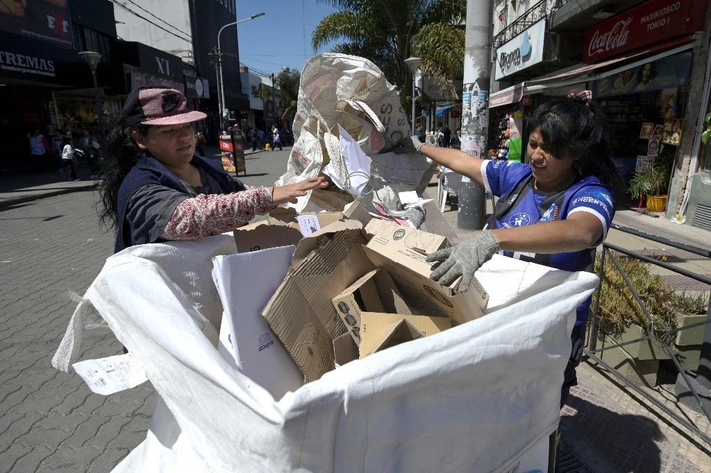 Sobre esta labor el papa Francisco dice: “Cuando ustedes reciclan hacen dos cosas: un trabajo ecológico necesario y una producción que fraterniza y da dignidad a este trabajo”. Foto Afp 