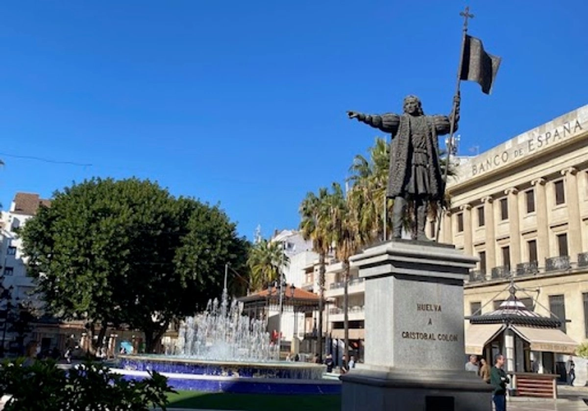 La figura del marino genovés señala hacia el mar con la mano derecha, en sugerente mirada hacia lo que entonces se pensaba que eran las Indias.