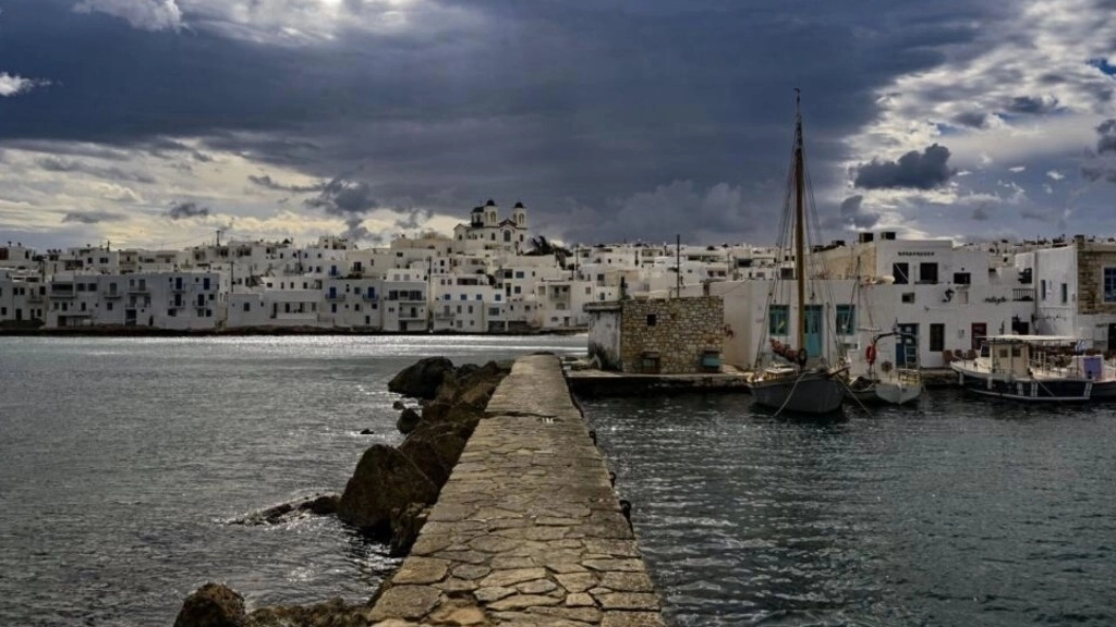 En una imagen de abril de 2023, se observan las casas blancas de la localidad griega de Naoussa, en la isla de Paros.Foto Afp/archivos