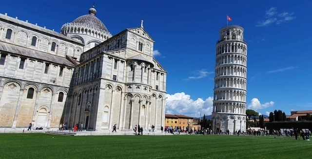 La famosa torre inclinada de Pisa, en el país de la bota, campanario de la catedral o "duomo" al frente, en la Plaza de los Milagros en una tarde de primavera. Foto Alia Lira Hartmann