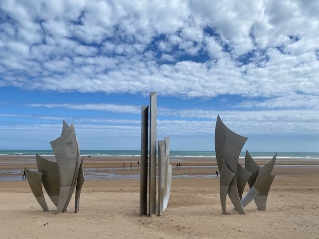 La obra está en la playa Omaha, escenario en 1944 del histórico desembarco de Normandía. Foto Alia Lira Hartmann 