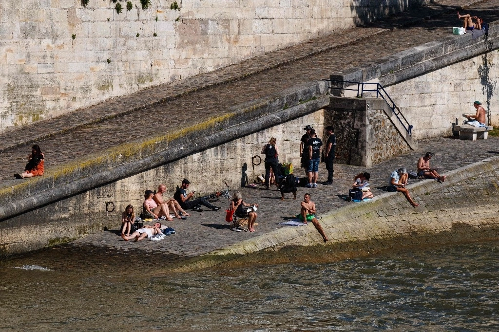 Con el deshielo, el Sena se desborda en sus muelles bajos en el centro de París; el agua marrón y la corriente fuerte no hacen conveniente sumergirse en sus aguas. Foto Af