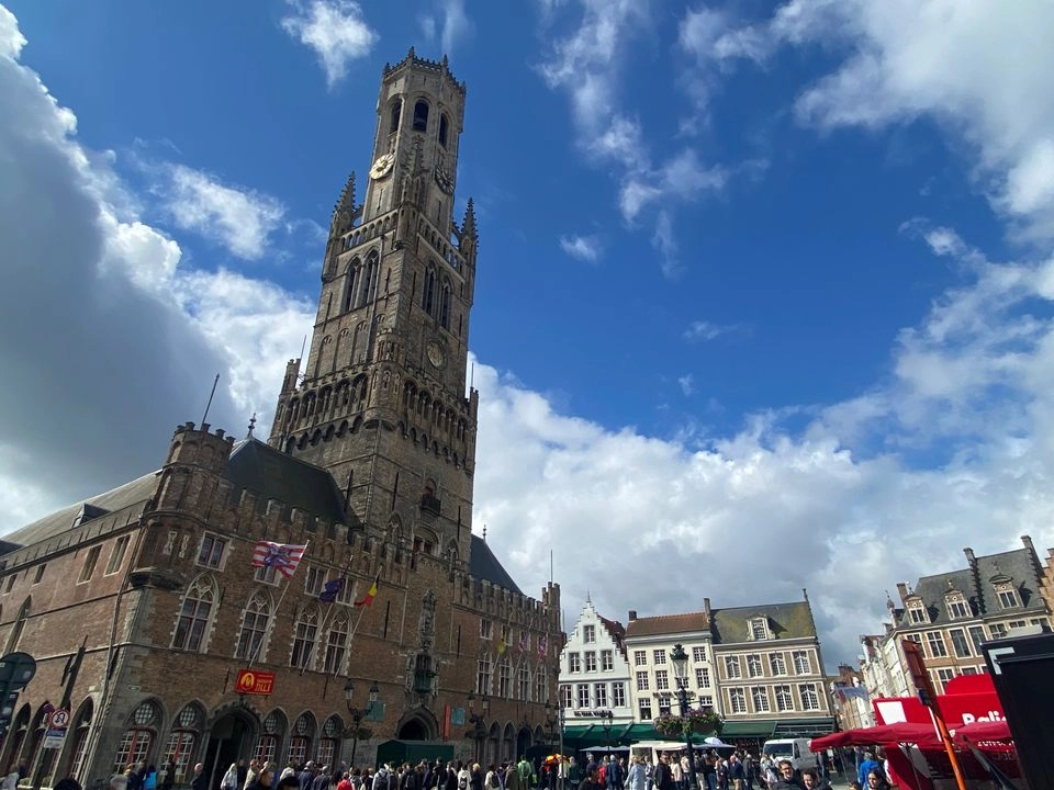 El campanario, en Brujas, una ciudad sacada de los cuentos de hadas que a pesar de recibir millones de visitantes conserva la calidez de sus habitantes.