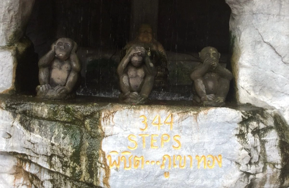 Las esculturas de los tres monos sabios al iniciar el ascenso al Templo del Monte Dorado, que significan no escuchar, no ver y no hablar del mal. Foto 