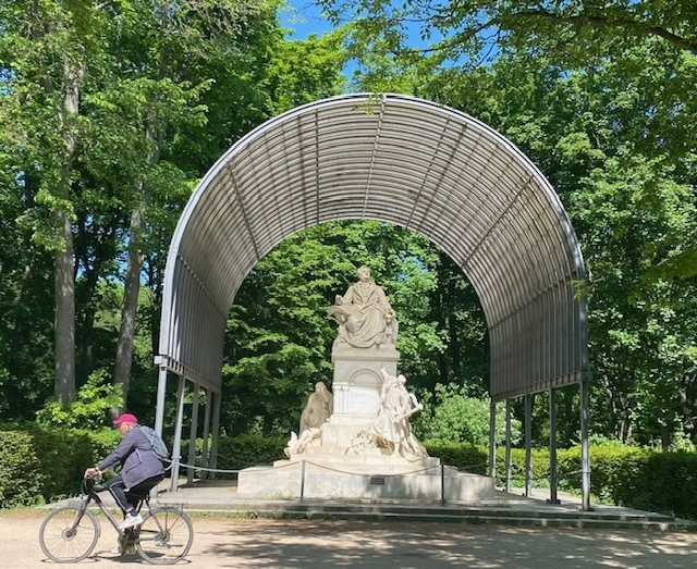 La escultura dedicada al compositor es un recorrido por toda su obra operística. Foto Alia Lira Hartmann