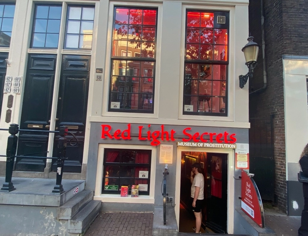 Entrada al Museo Red Light Secrets, en Ámsterdam, dedicado “al oficio más antiguo”. Foto Alia Lira Hartmann 