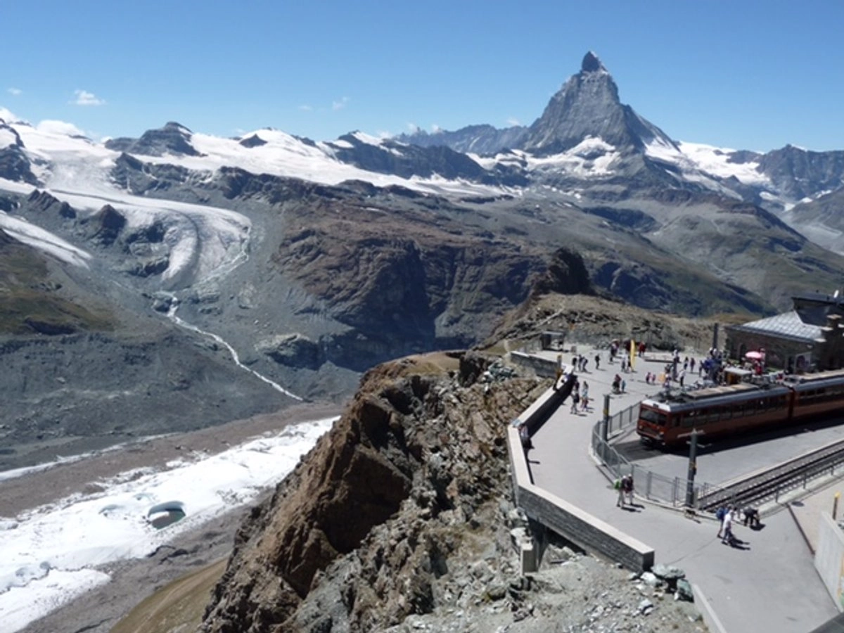 En invierno, la zona se transforma en uno de los mayores centros de esquí de Europa, con pistas que conectan Suiza e Italia y vistas privilegiadas del famoso pico. 