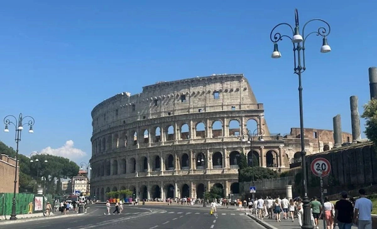 El Coliseo Romano visto desde una de las avenidas de acceso. 
