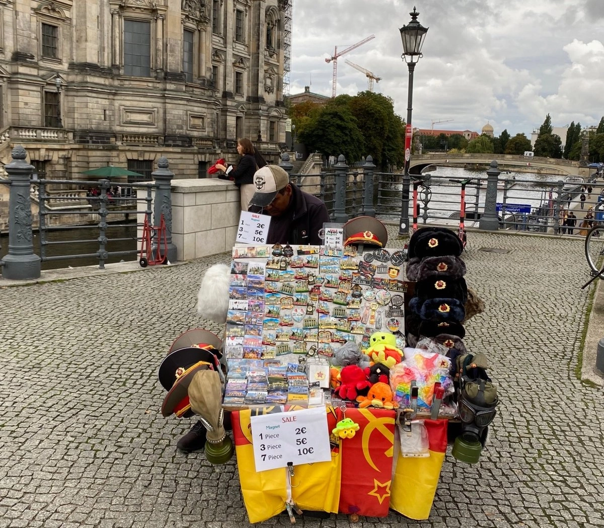  Vendedor de recuerdos en Berlín. Tras caer el muro, a los ciudadanos del Este les regalaron 100 marcos y la moneda que usaron fue eliminada en 1990.