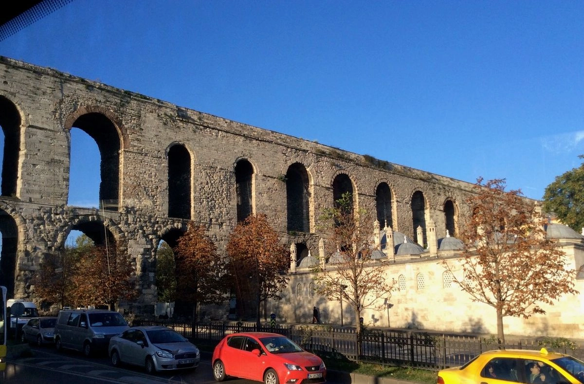 El acueducto de Valens en Estambul, al pie a la derecha la mezquita de Șehzade o del Príncipe. 