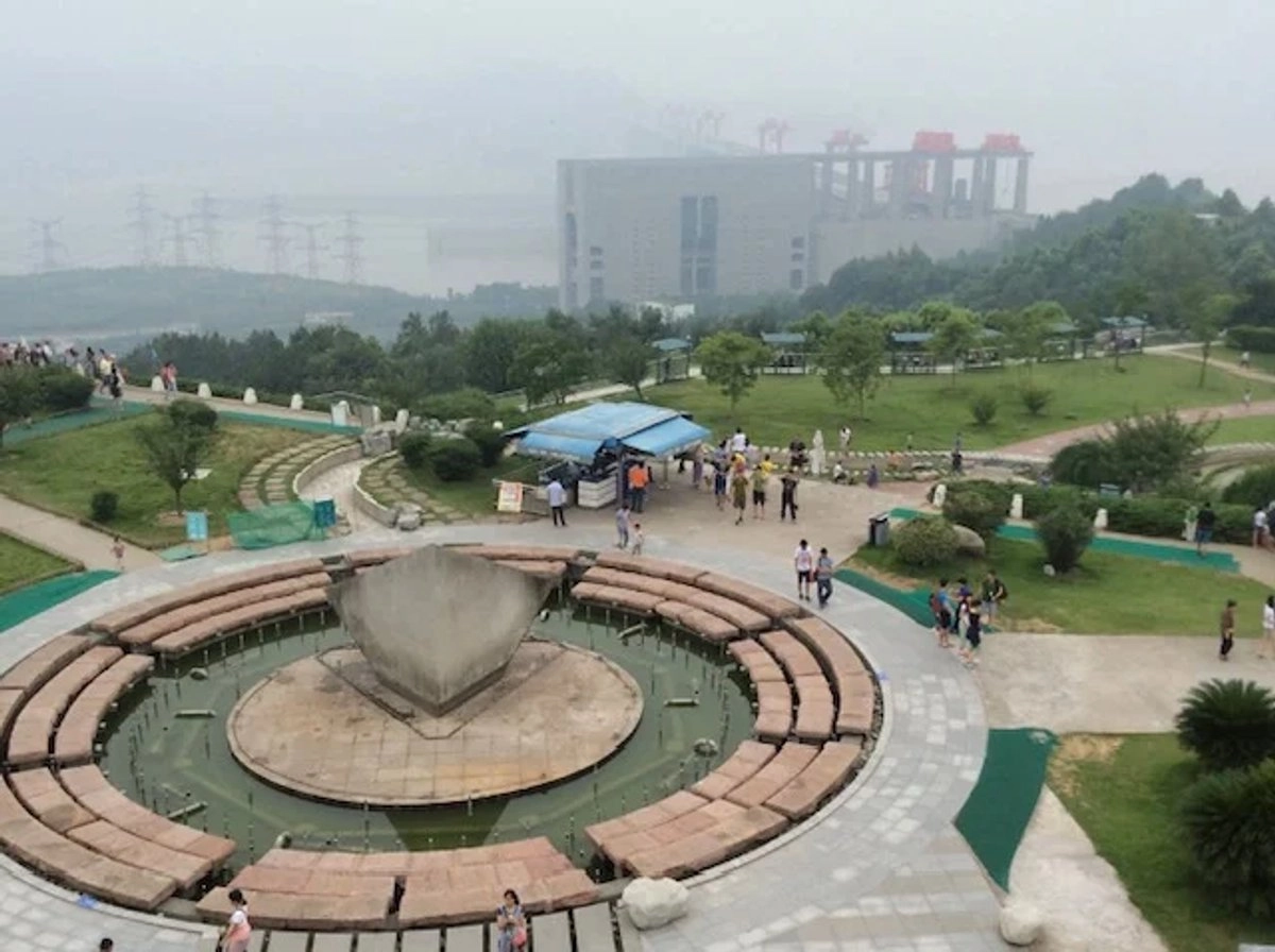 La presa representa una fuente monumental de energía limpia que impulsa a una nación y la advertencia del impacto del hombre con sus proyectos a gran escala.