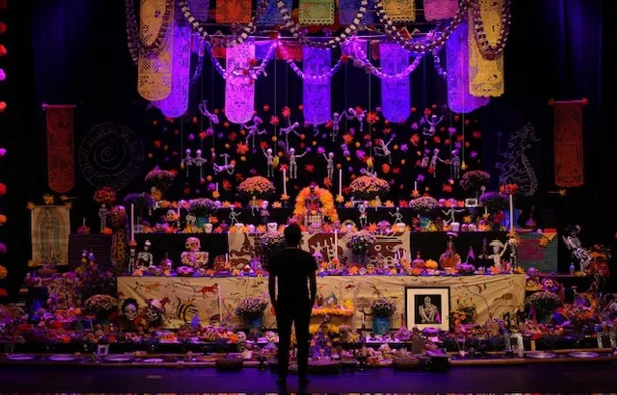 Ofrenda de Día de Muertos montada por la asociación Calaca, expuesta en el Humboldt Forum para compartir esta fiesta mexicana en Alemania.