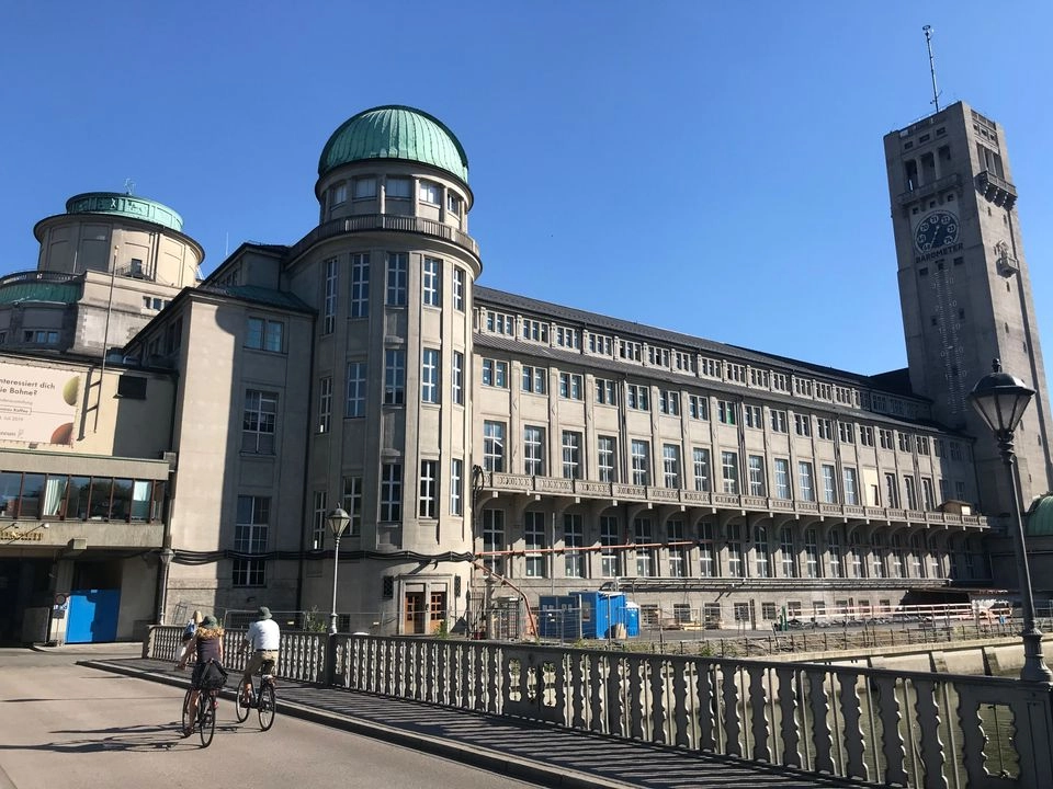 La fachada del Deutsches Museum, en Múnich, la capital del estado de Baviera, en una tarde de verano.