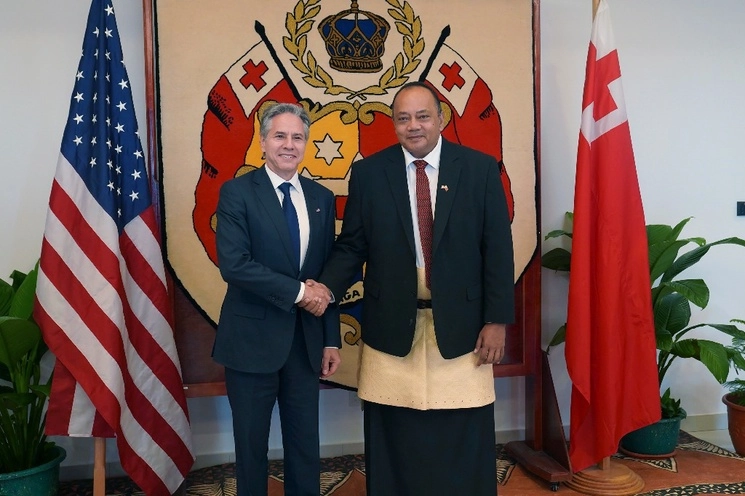 Antony Blinken posa junto al primer ministro de Tonga, Siaosi Sovaleni, durante su visita a la isla. Foto Ap.