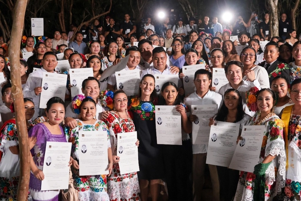 La mandataria fue invitada de honor a la entrega de certificados de graduación de 117 egresados de la carrera de Formación Docente de las Universidades del Bienestar Benito Juárez. Foto Presidencia.