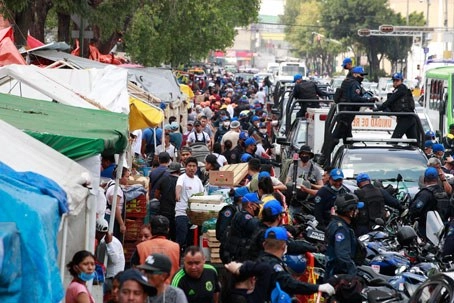 Consumidores y comerciantes de pescados y mariscos hicieron ayer caso omiso a los múltiples exhortos de autoridades para que se respetara la emergencia sanitaria en el mercado, ubicado en Calzada de la Viga y Lorenzo Boturini. Foto Alfredo Domínguez