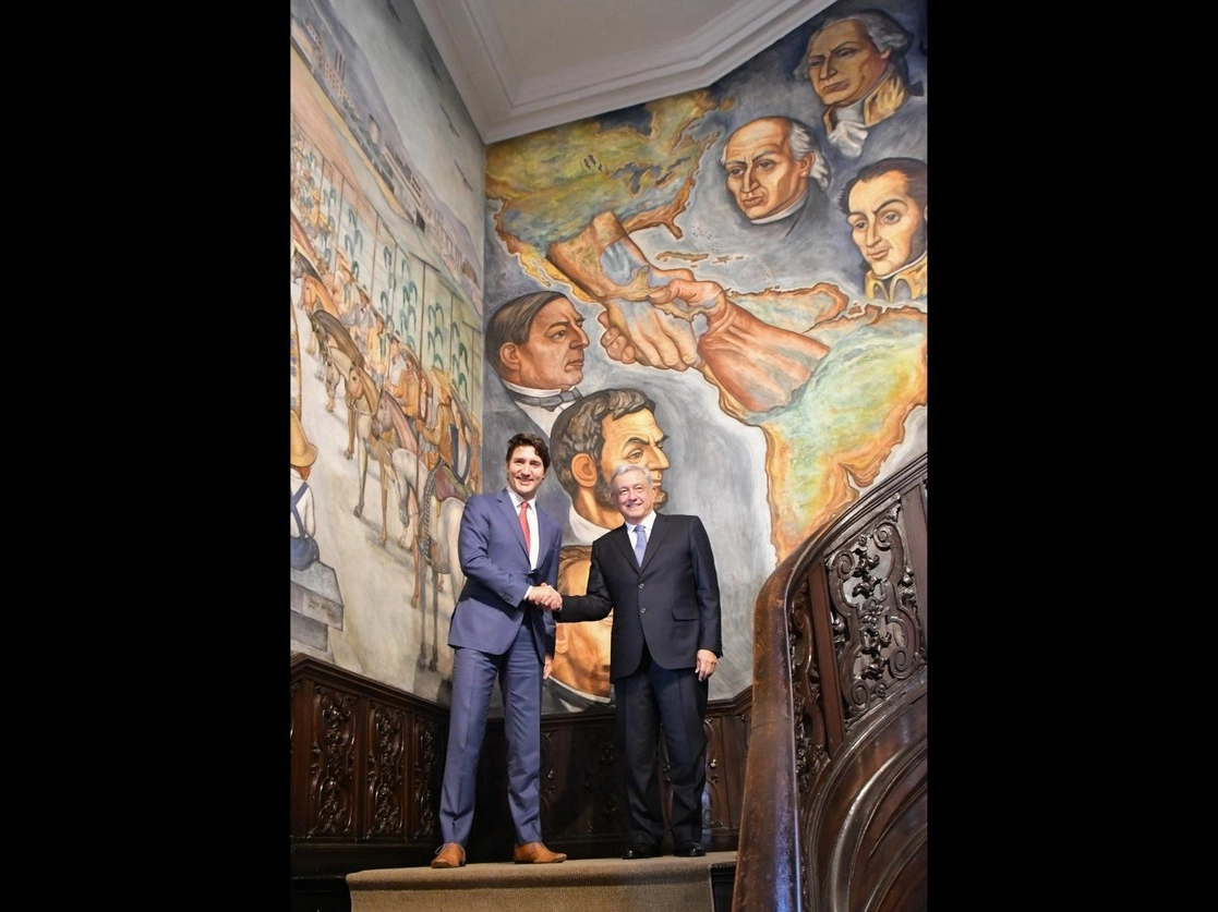 El presidente López Obrador subió a sus redes sociales una fotografía con el primer ministro canadiense, Justin Trudeau, durante su encuentro en el Instituto Cultural Mexicano de Washington, en Estados Unidos en noviembre del año pasado. Foto tomada del Twitter de @lopezobrador_