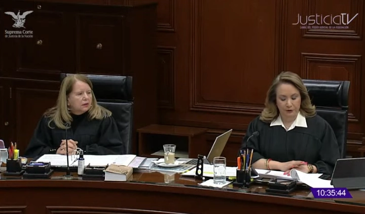 Las ministras Loretta Ortiz y Yasmín Esquivel, durante la sesión de la Corte, este martes 5 de noviembre. Imagen tomada de la transmisión en vivo 