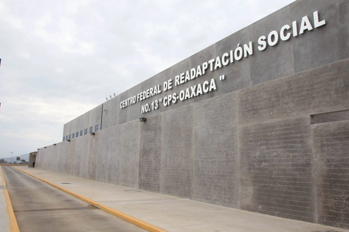 La FGR buscaba sanciones contra ex funcionarios que aprobaron construir ocho Ceferesos a costos mayores que lo previamente establecido. Foto Cuartoscuro / Archivo

