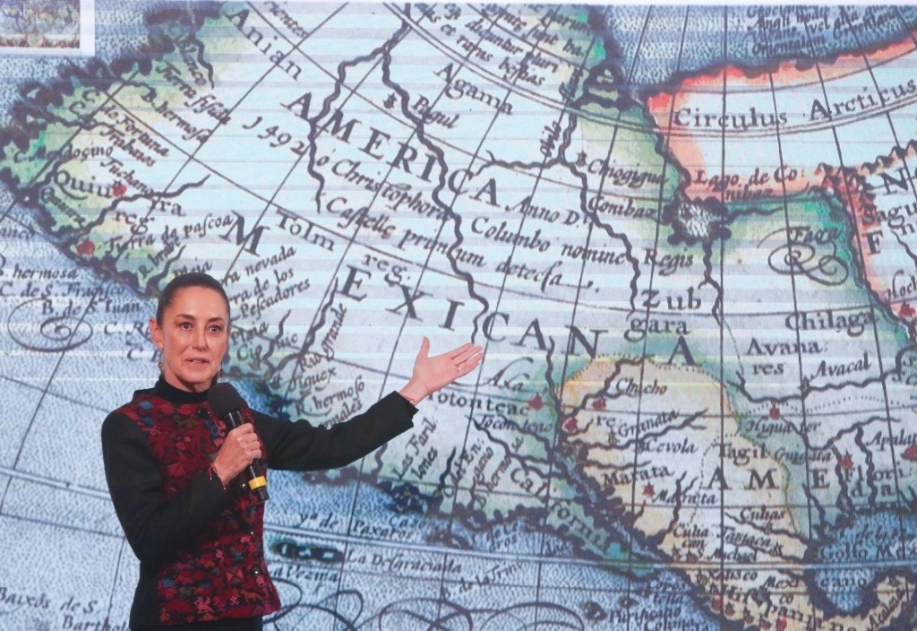La Presidenta de México, Claudia Sheinbaum, muestra un mapa antiguo durante su conferencia matutina en el Salón Tesorería del Palacio Nacional, en la Ciudad de México, el 8 de enero de 2025. Foto 