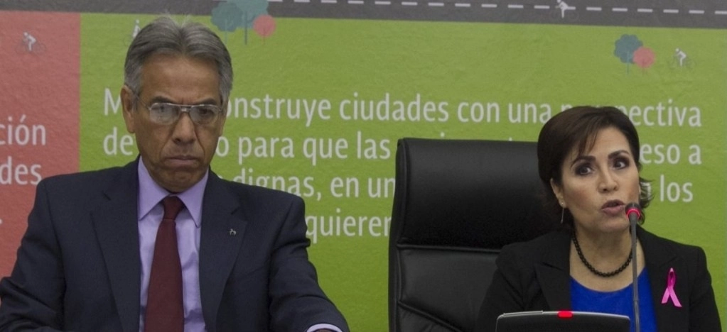 El ex subsecretario de Sedatu, González Tiburcio, y la ex funcionaria titular de esa dependencia, Rosario Robles. Foto Cuartoscuro / Archivo