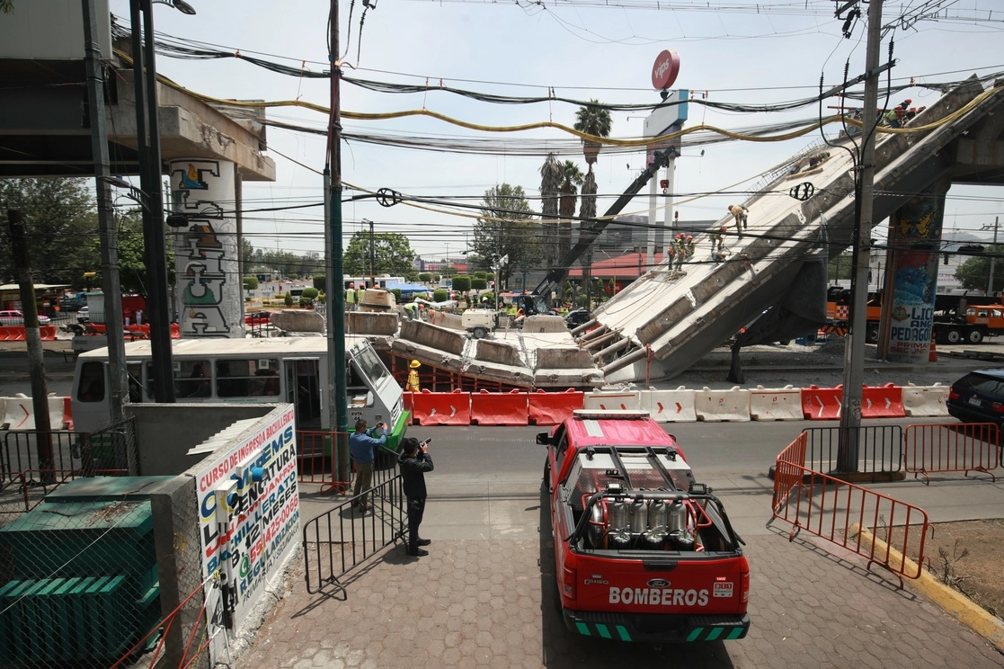 Aspectos de la remoción de escombros en la parte colapsada en la Línea 12 del Metro, en la CDMX en mayo pasado. Foto: Luis Castillo / archivo