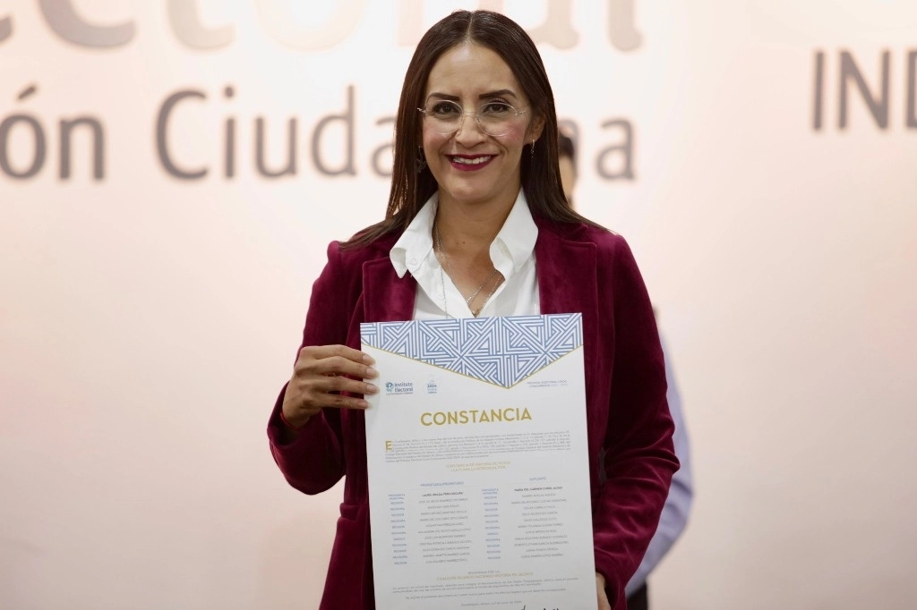 Laura Imelda Pérez Segura con su constancia de mayoría. Foto de su perfil de X