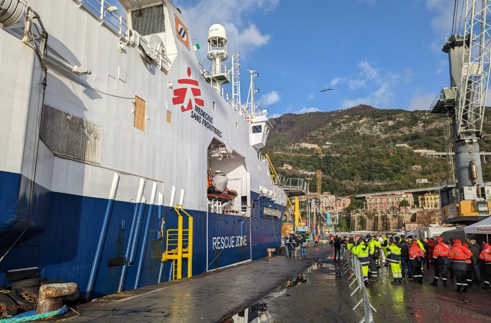 El barco de rescate Geo Barents que transporta a migrantes rescatados en el mar Mediterráneo atraca en el puerto de Salerno, Italia, el domingo 11 de diciembre de 2022. Foto Ap