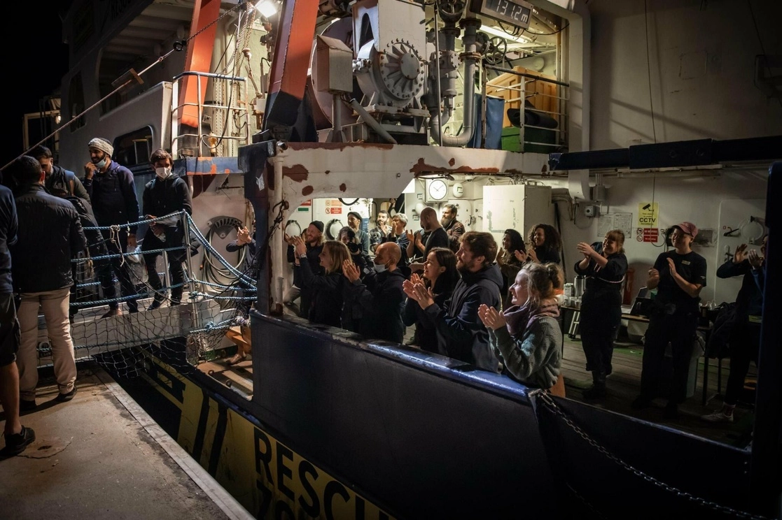 Los buques Geo Barents y Humanity 1 (imagen), fueron llevados al puerto de Sicilia, para permitir el desembarco de más de 300 migrantes rescatados en el Mediterráneo. Foto tomada de Twitter @soshumanity_de.