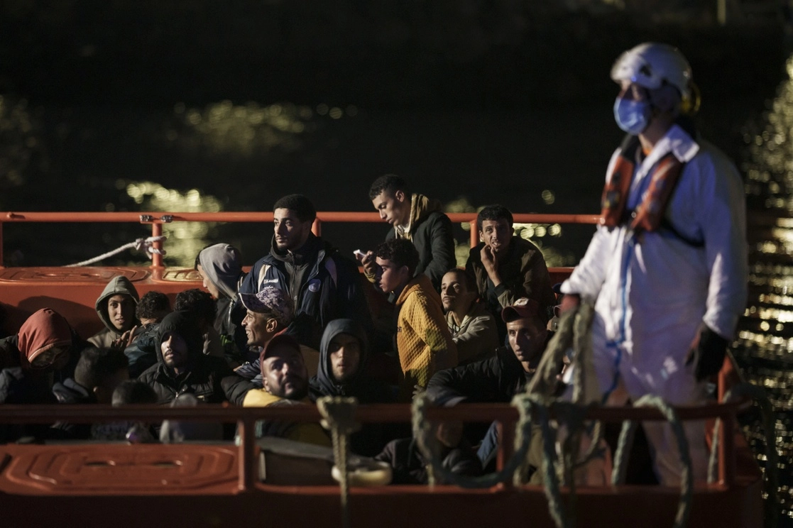 Cientos de migrantes llegan en un barco del Salvamento Marítimo de España al puerto de Arguineguin, en Gran Canaria, el pasado 21 de noviembre. Foto Ap 