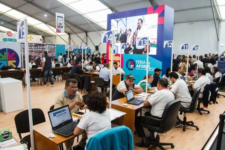 Asistentes a la Feria de Afores en 2018. Foto Cuartoscuro