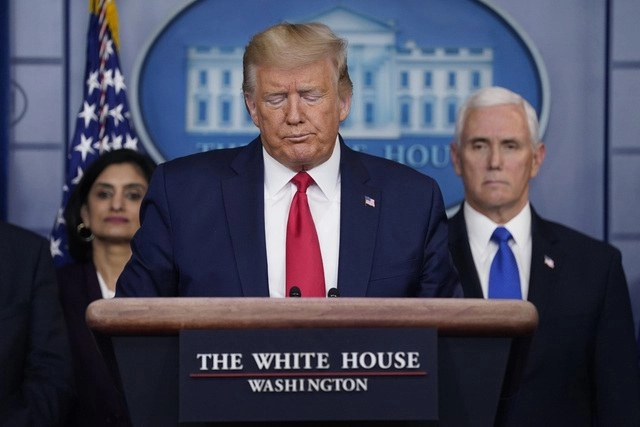 El presidente de Estados Unidos, Donald Trump, restó el martes importancia a las advertencias de que la tasa de desempleo del país podría aumentar al 20%. Foto Ap 