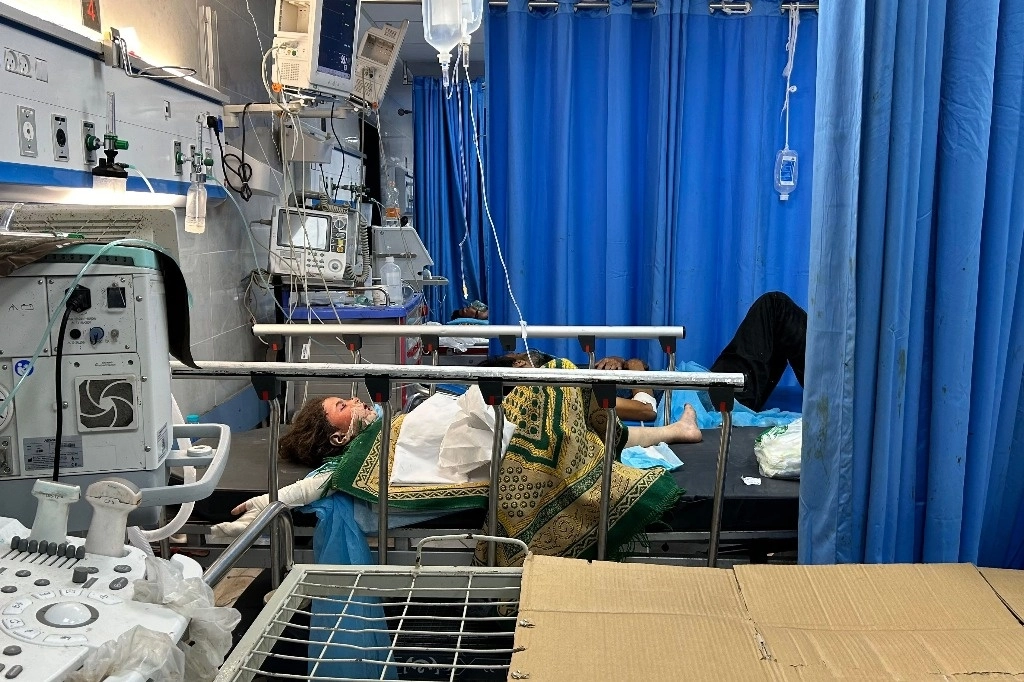 Sin aparatos de cuidados intensivos, los pacientes reciben tratamientos básicos en el hospital Al-Shifa en la ciudad de Gaza, en medio de las batallas entre Israel y Hamas. Foto Afp 
