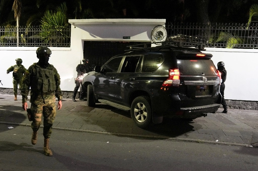 Momentos antes de la irrupción de la policía ecuatoriana en la embajada de México en Quito, el pasado viernes 5 de abril. Foto AP 