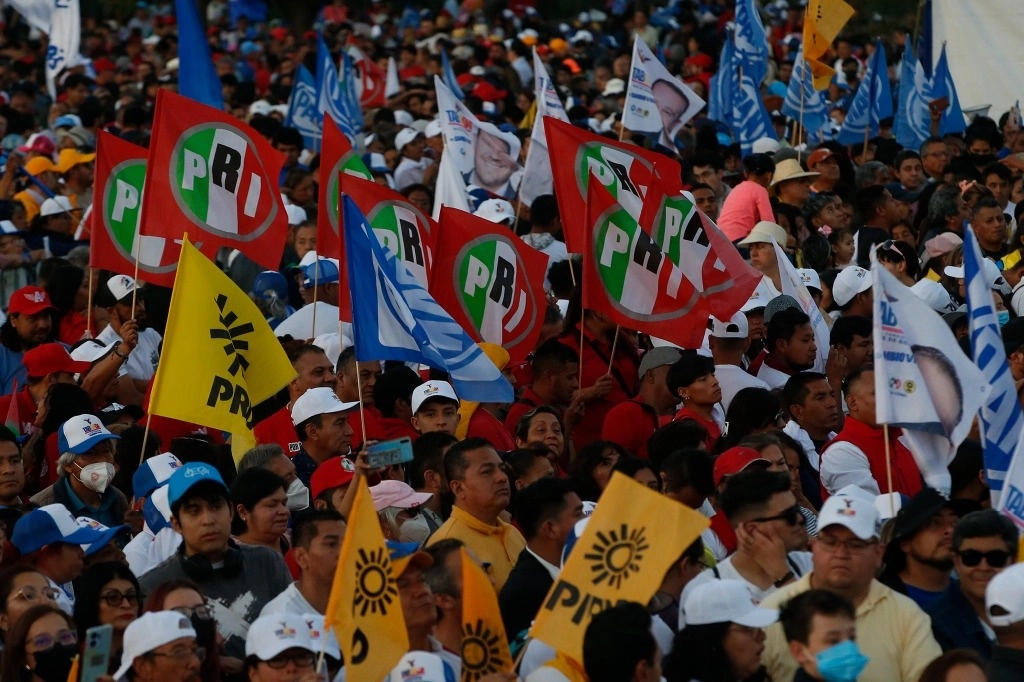 Durante un mitin de campaña de candidatos de la coalición PRI, PAN y PRD. Foto José Antonio López / Archivo