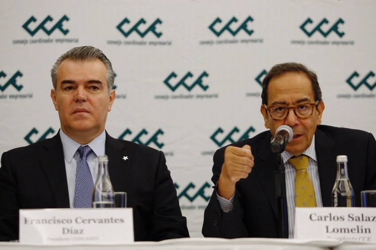 El dirigente de la Concamin, Francisco Cervantes (izquierda), desestimó la reducción que hizo el FMI en su previsión de crecimiento económico para México. Foto Cristina Rodríguez 