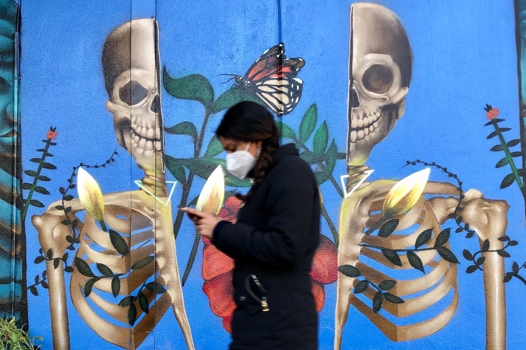 Grafiti en las inmediaciones del Hospital General de México, en la capital del país. Foto Luis Castillo