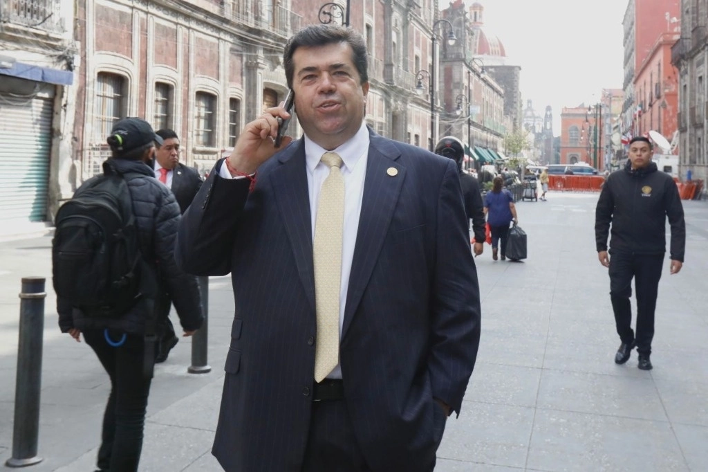 El diputado Pedro Haces, a su llegada a Palacio Nacional, para una reunión de la presidenta Claudia Sheinbaum con legisladores, en la Ciudad de México, el 14 de noviembre de 2024. Foto Germán Canseco