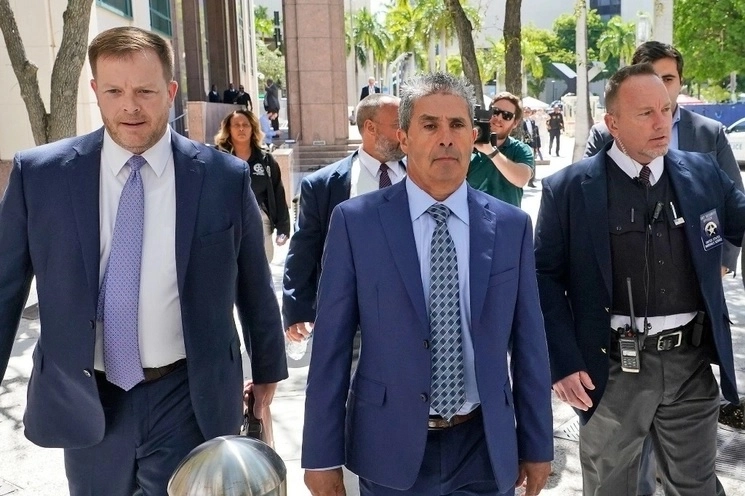 Carlos de Oliveira (centro) uno de los acusados de conspirar con Trump para obstruir una investigación del FBI sobre la acumulación de documentos clasificados que el republicano se llevó cuando dejó la Casa Blanca tras su primer mandato. Foto Ap / Archivo