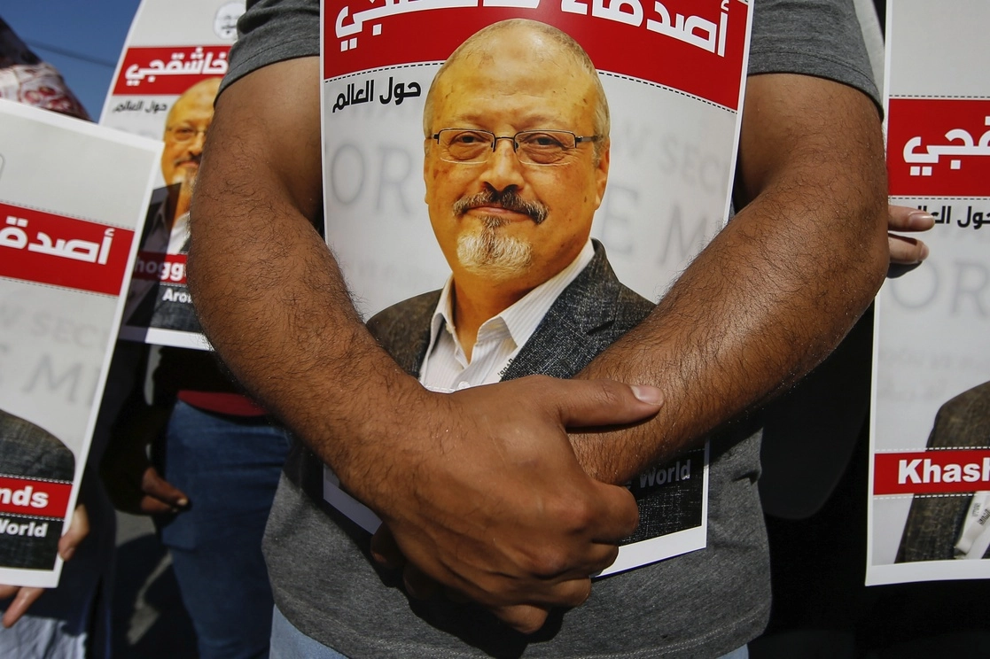 En imagen de archivo, una persona sostiene un cartel del periodista saudí asesinado Jamal Khashoggi, cerca del consulado de Arabia Saudita en Estambul. Foto Ap