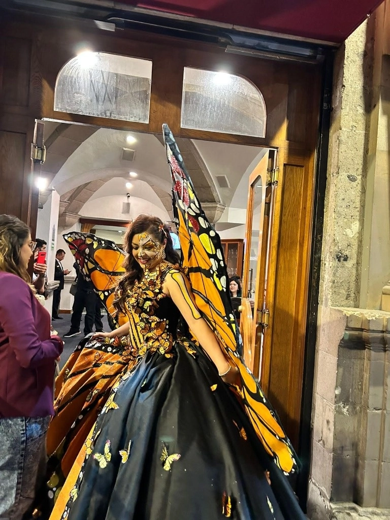 La esposa del jefe de Gobierno de la CDMX Martí Batres, Daniela Cordero participó en el desfile. Foto Especial 