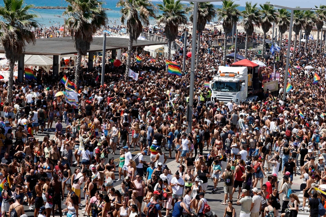 Banderas de arcoíris ondeaban en la brisa mediterránea mientras la gente inundaba las calles de Tel Aviv para el desfile anual de orgullo gay de la ciudad, el 25 de junio de 2021. Foto Afp