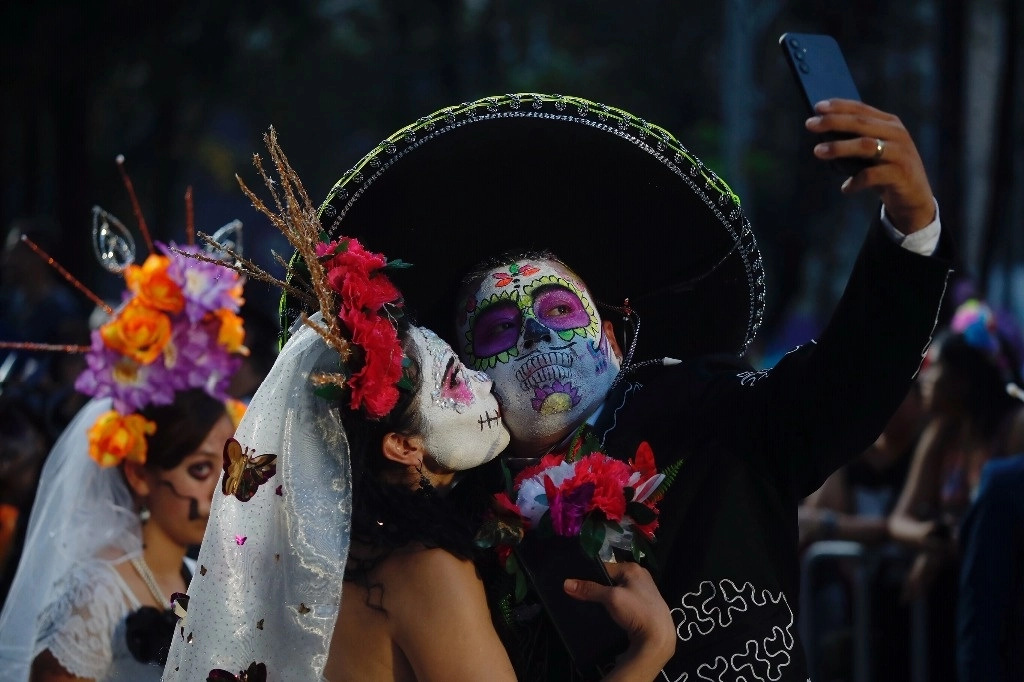 Como preámbulo de las festividades del Día de Muertos, más de 12 mil catrinas participaron en el paseo del Ángel de la Independencia al Zócalo. Espectadores maquillados aprovecharon para tomarse la imagen del recuerdo. Foto Cristina Rodríguez



