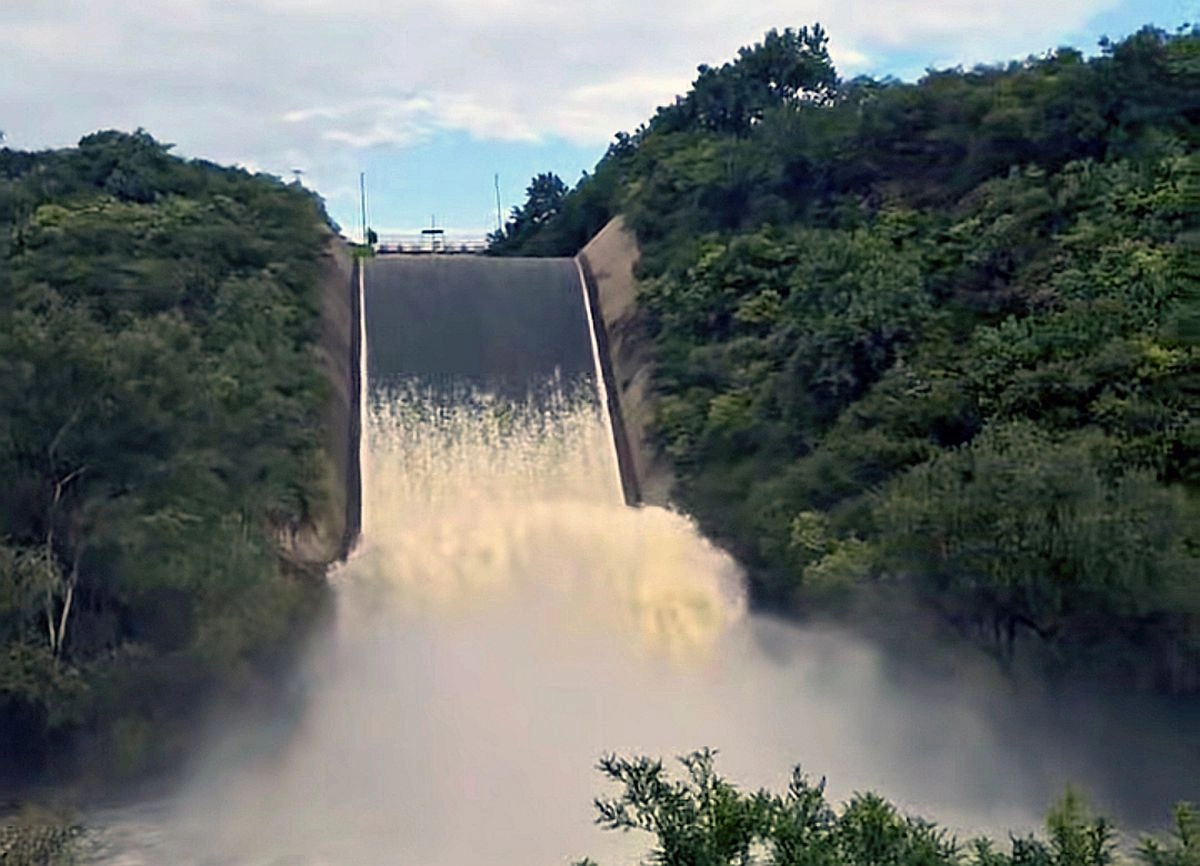 La presa se encuentra al 104.36 por ciento de su nivel máximo de almacenamiento, es decir, comenzó a verter agua por encima de su cortina. Foto