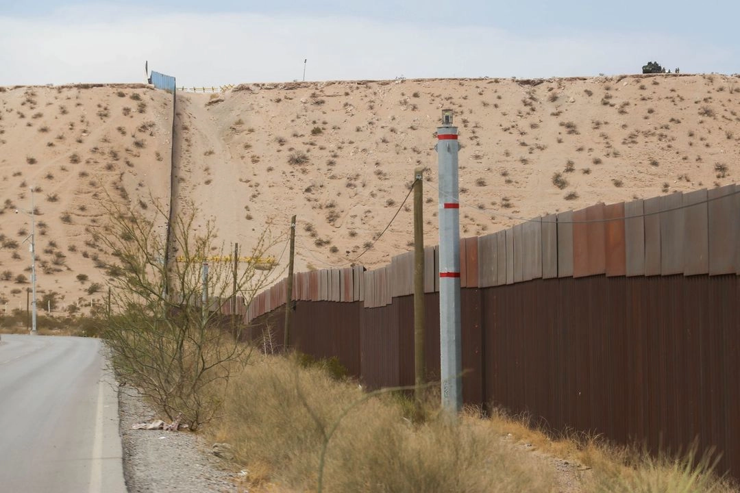Quienes cruzan la frontera en las zonas militares se enfrentan a posibles procesos judiciales por dos delitos federales: entrar ilegalmente a Estados Unidos y allanar propiedad militar. Foto