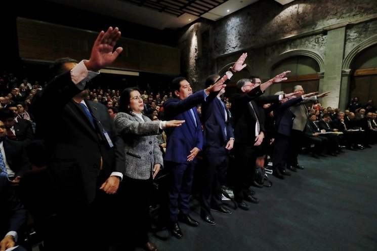 El pleno del Consejo Universitario aprobó también otorgar la Medalla Gabino Barreda a 176 alumnos de bachillerato y licenciatura que finalizaron sus estudios en 2018, con el promedio más alto de su generación, así como a un estudiante más que concluyó en 2017. Foto Cristina Rodríguez 