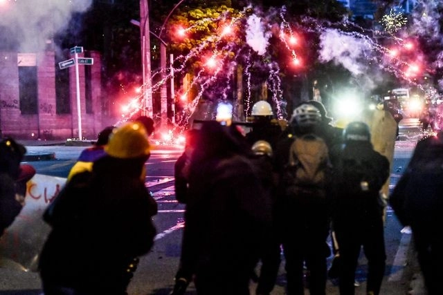 Choque entre policías y manifestantes, durante una protesta contra el gobierno de Iván Duque, en Medellín, Colombia, en imagen de antier. Foto Afp 