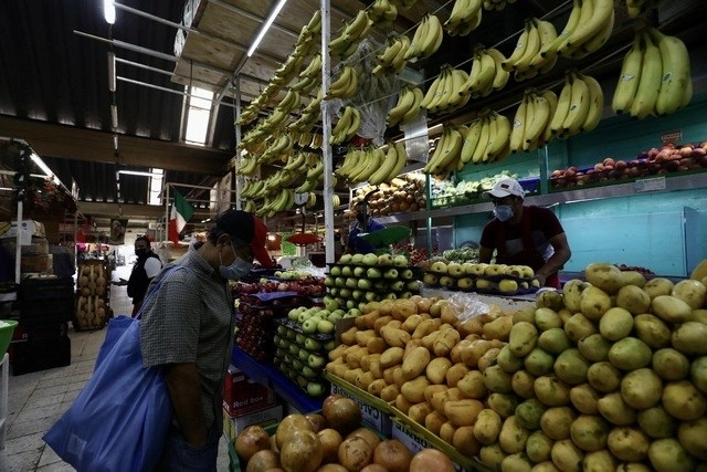 Persona compra fruta en un mercado de la alcaldía de Azcapotzalco. Foto Yazmín Ortega/ Archivo

